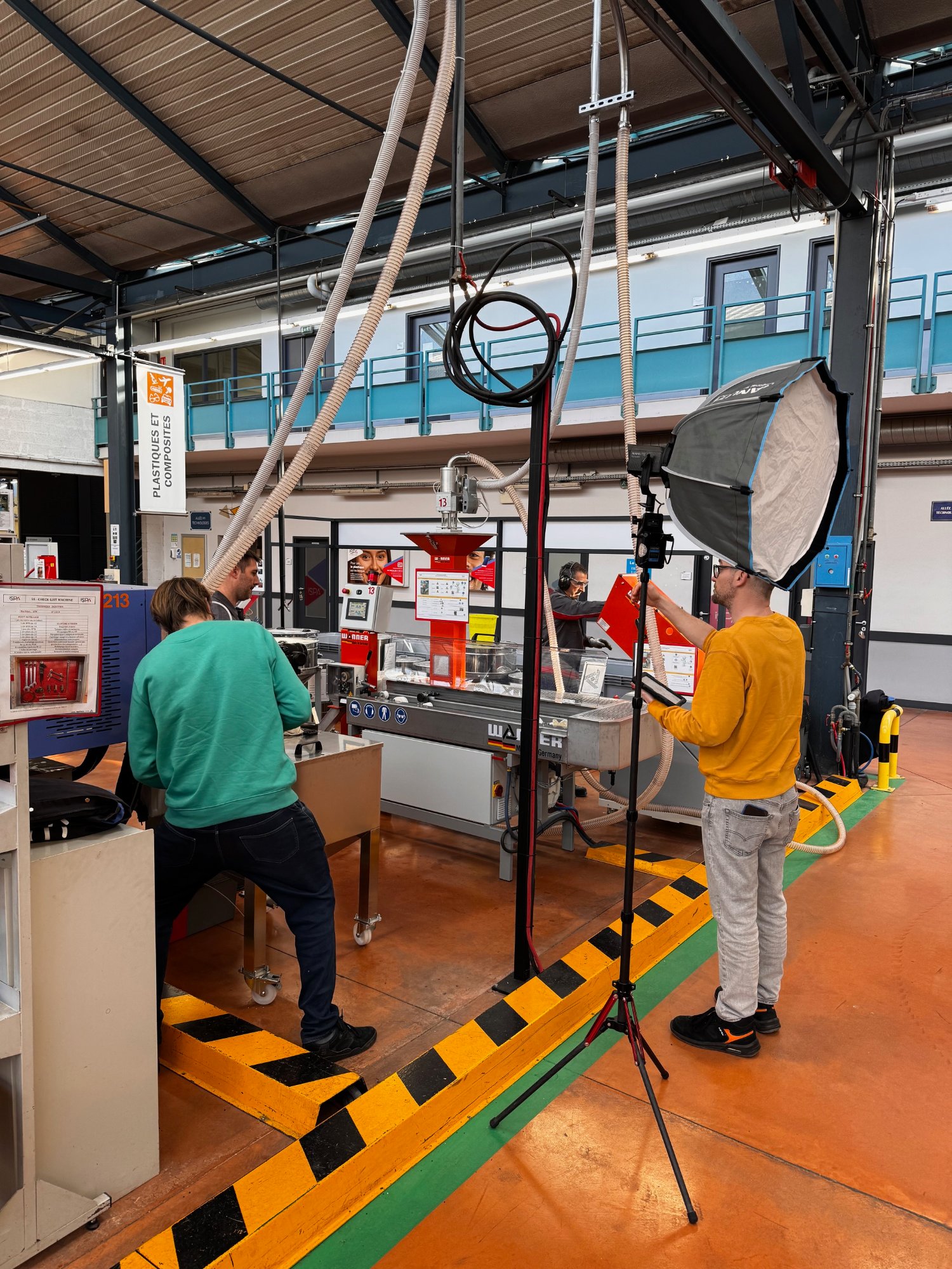 Tournage film corporate en atelier plasturgie